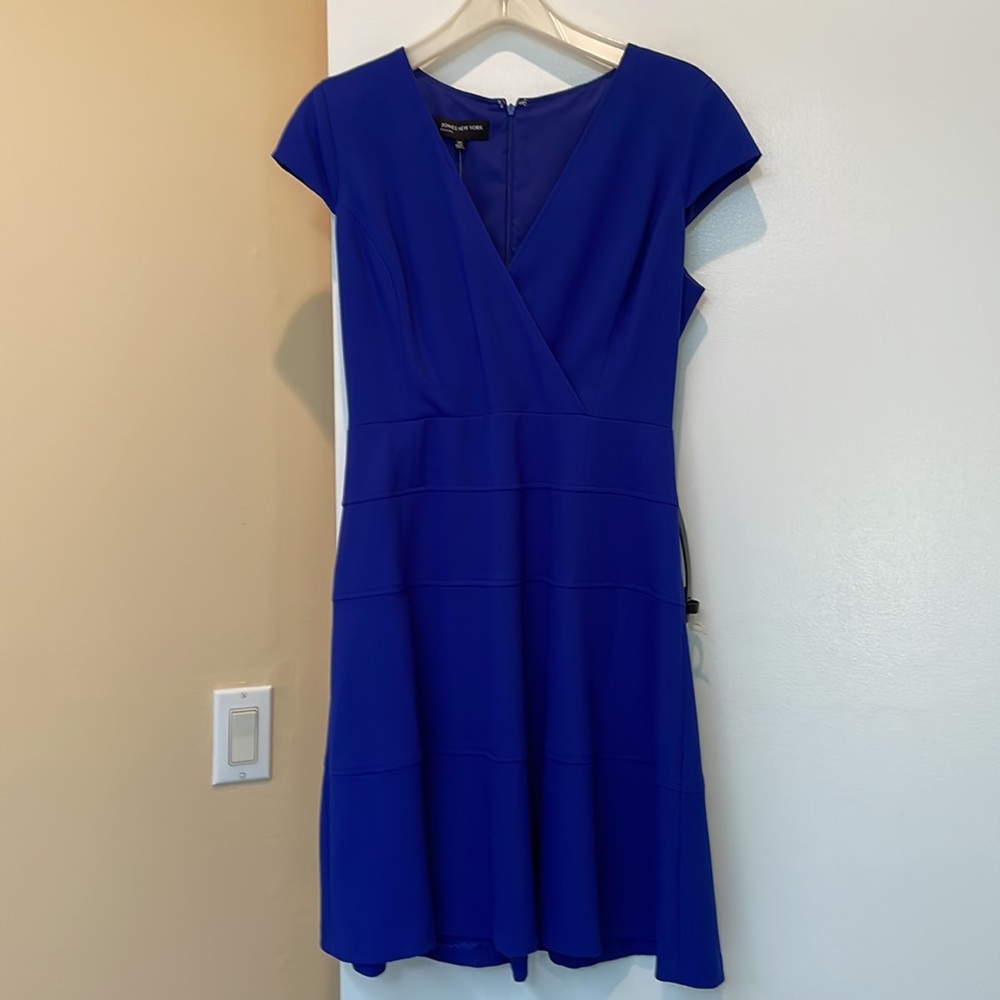 JONES NEW YORK Petite 10. Royal blue flare skirt w belt. V-neck wrap bodice.